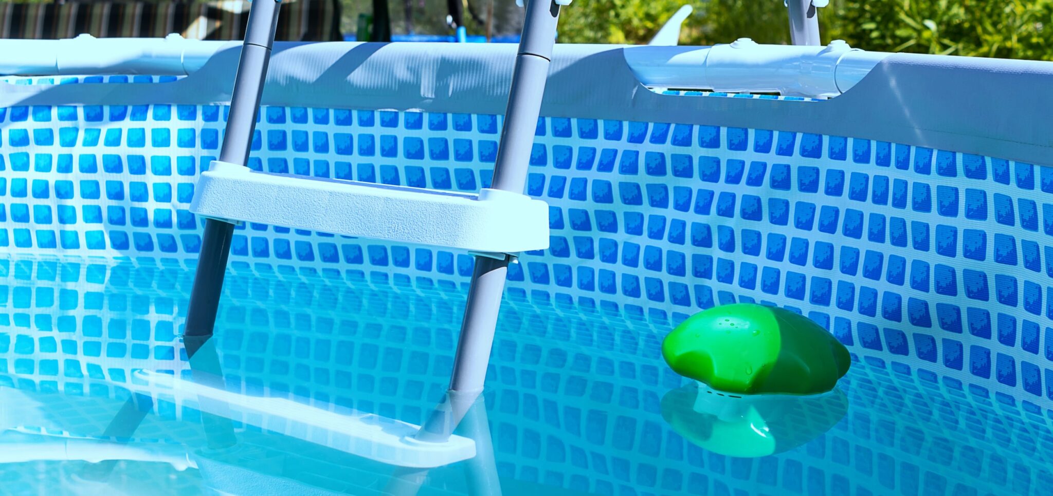 ¿Cómo limpiar los bordes verdes de la piscina?